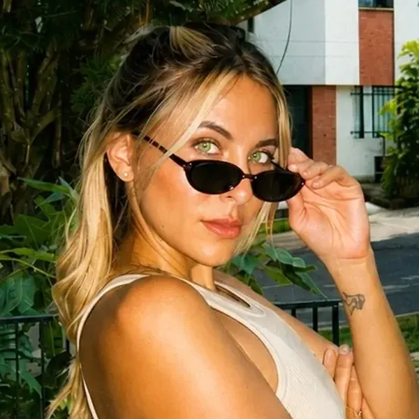 Estefanía Meira con gafas de sol, bajándolas con una mano